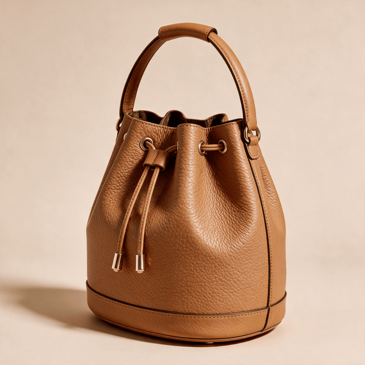 Borsa a Secchiello Savellini Luna in Ecopelle Martellata — Marrone Biscotto, vista diagonale sinistra, borsa da donna in materiale vegano.