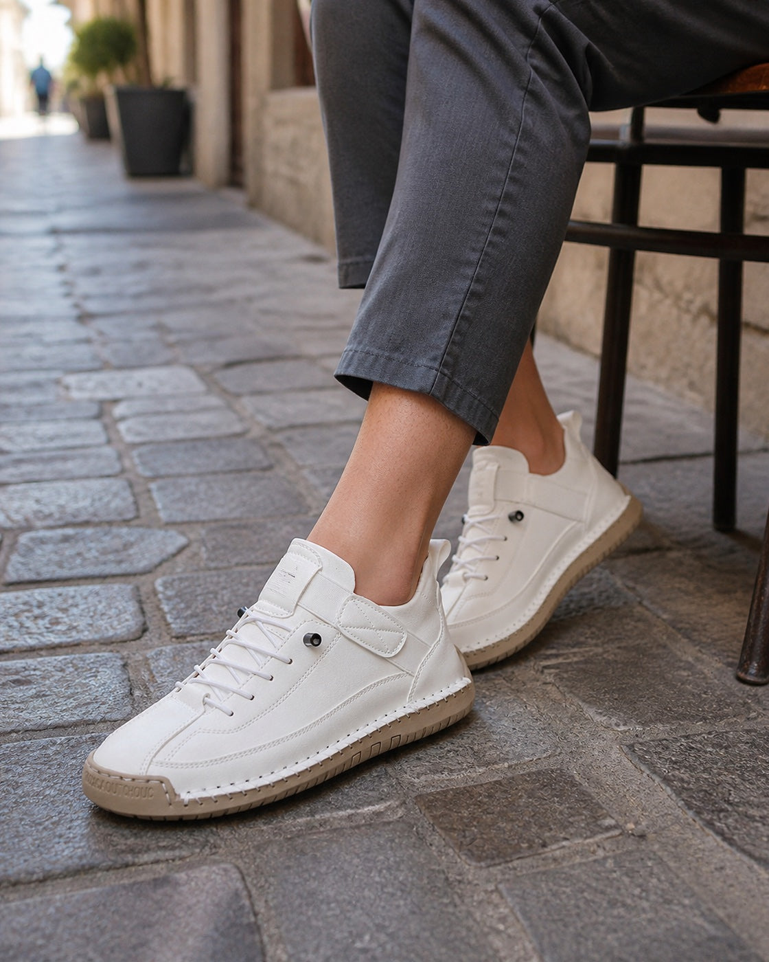 Sneakers bianche Savellini in uno scatto editoriale su una strada italiana