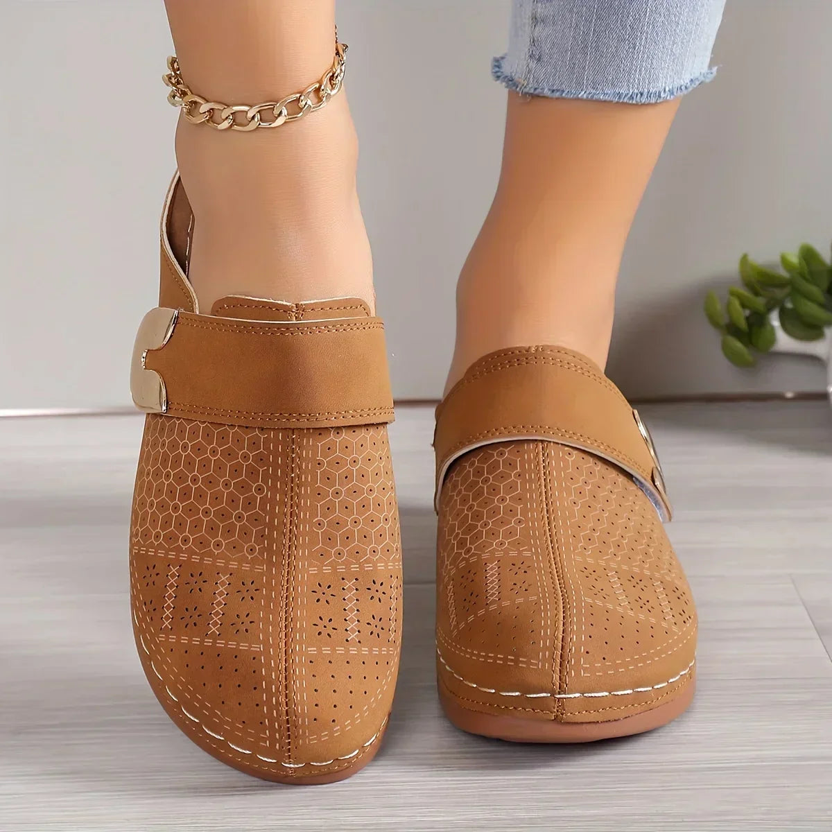 Zoccoli donna traforati | Slip-on con punta ampia e fibbia