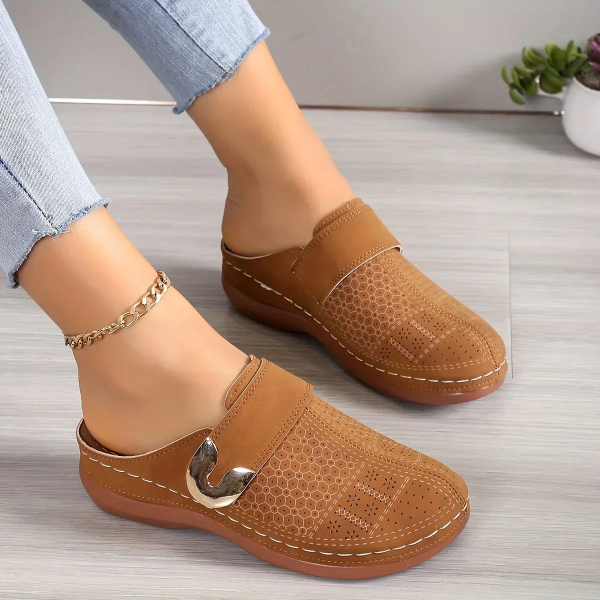 Zoccoli donna traforati | Slip-on con punta ampia e fibbia