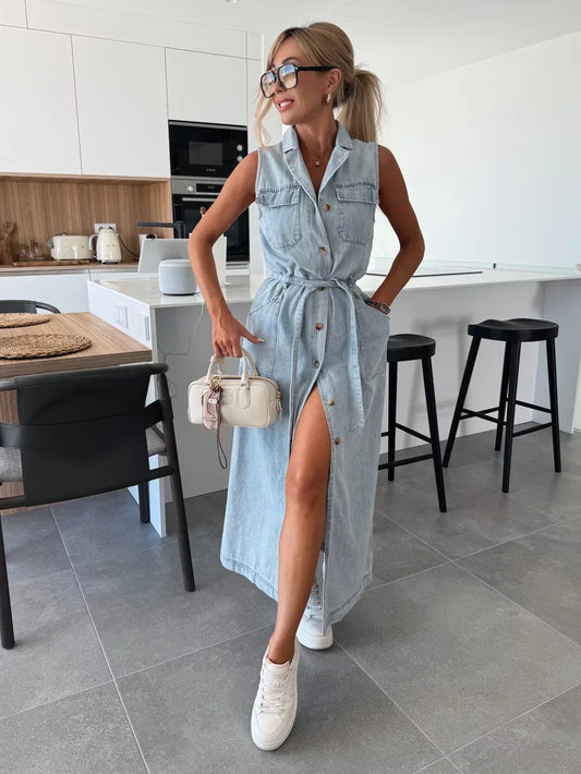 Abito midi azzurro effetto denim con cintura — vista frontale