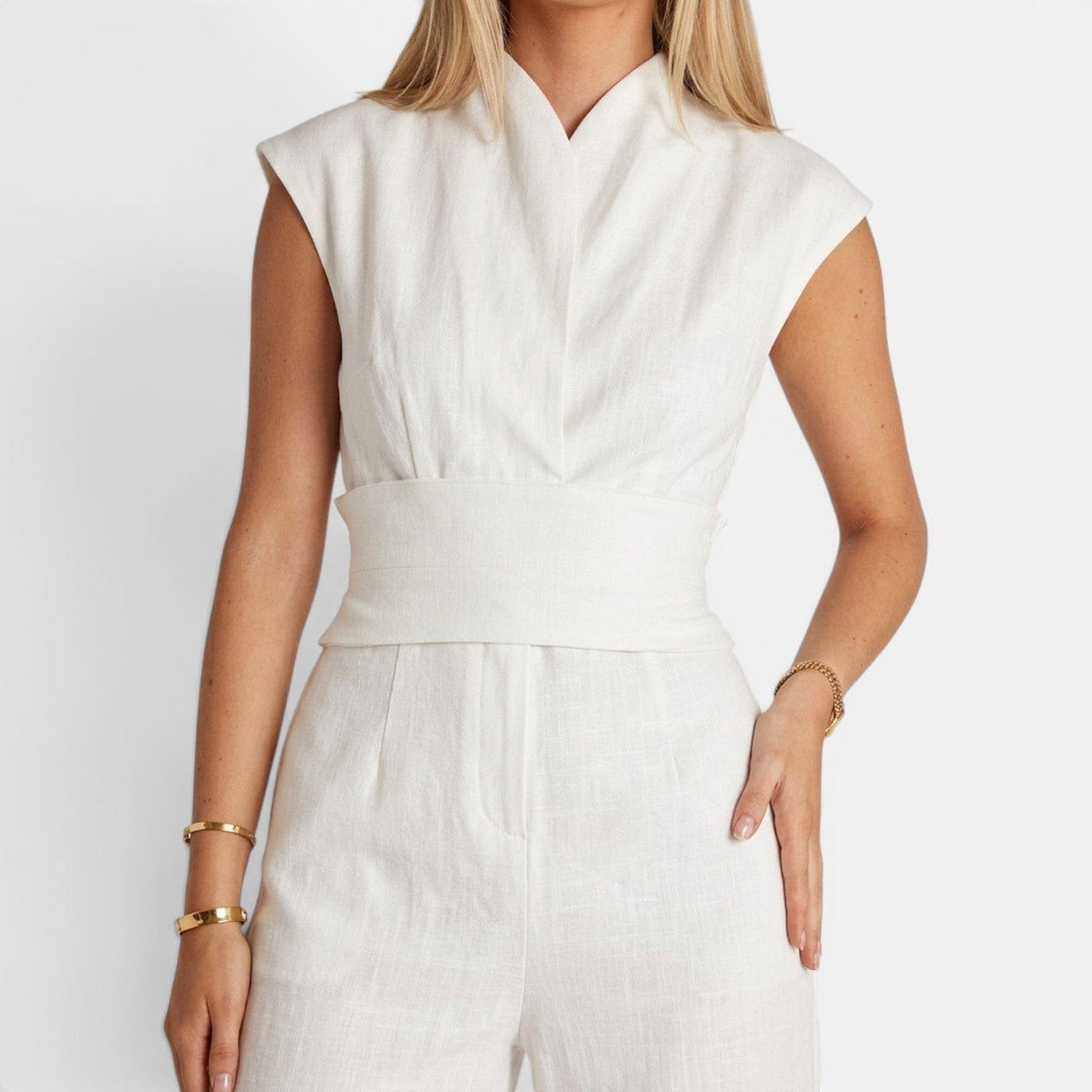 Tuta intera donna elegante con scollo a V e drappeggio fluido
