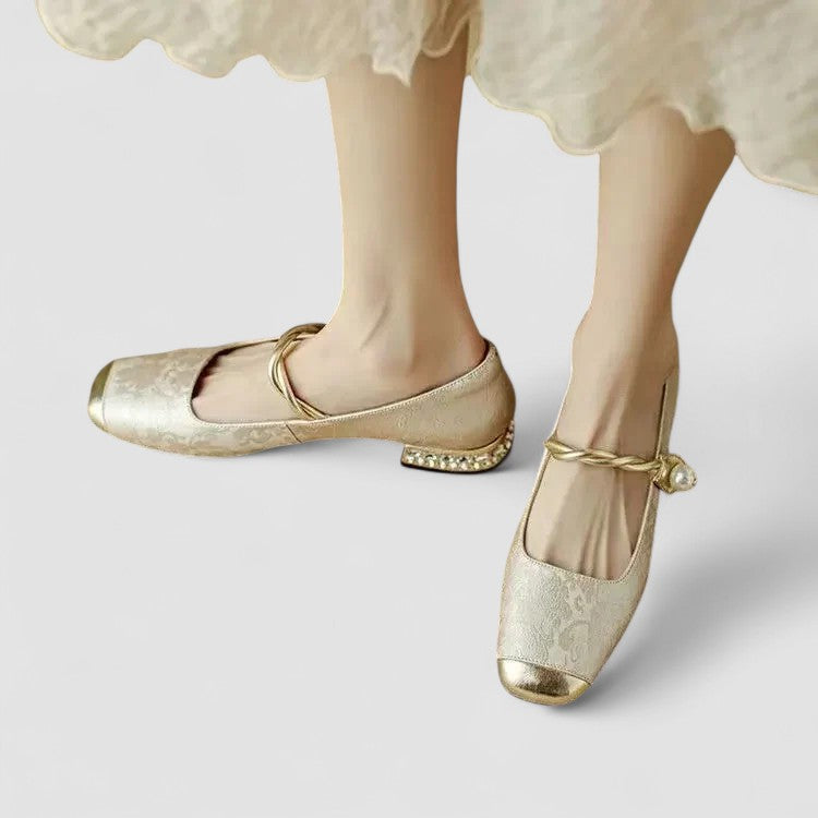 Ballerines bout carré, bride cheville à perle, talon décoré.