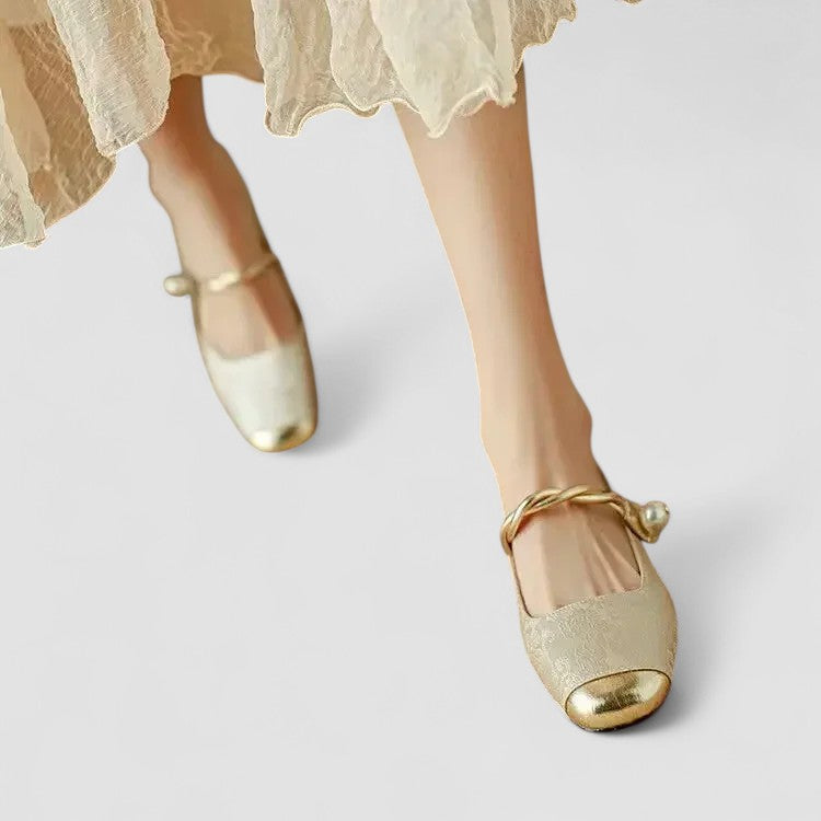 Ballerines bout carré, bride cheville à perle, talon orné.