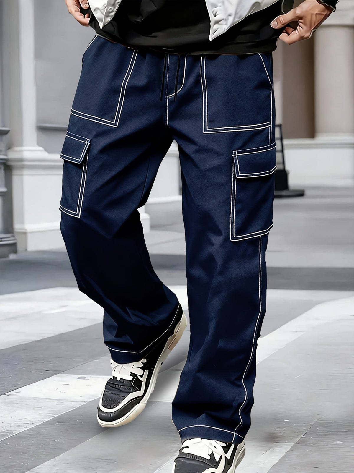 Pantaloni cargo uomo con cuciture a contrasto e tasche multiple
