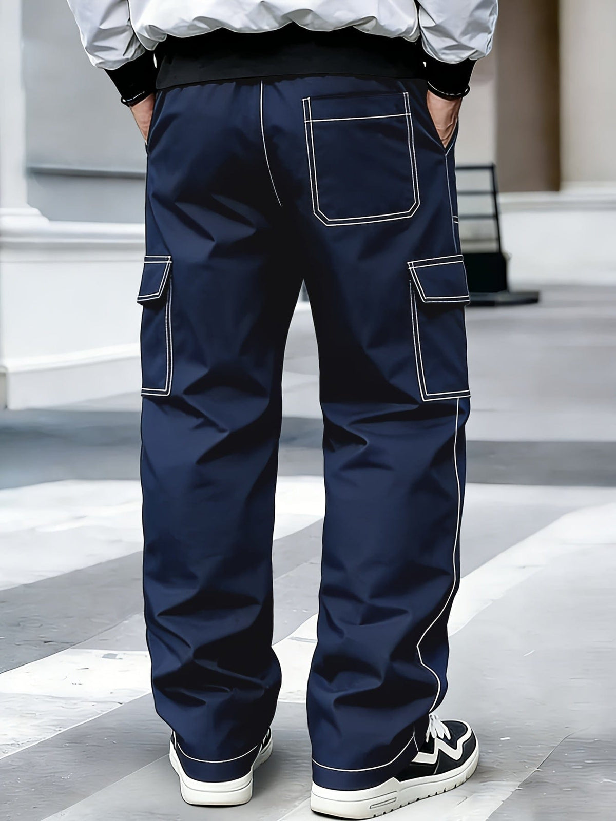 Pantaloni cargo uomo con cuciture a contrasto e tasche multiple