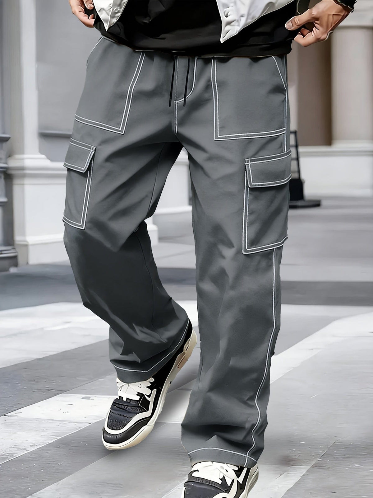 Pantaloni cargo uomo con cuciture a contrasto e tasche multiple
