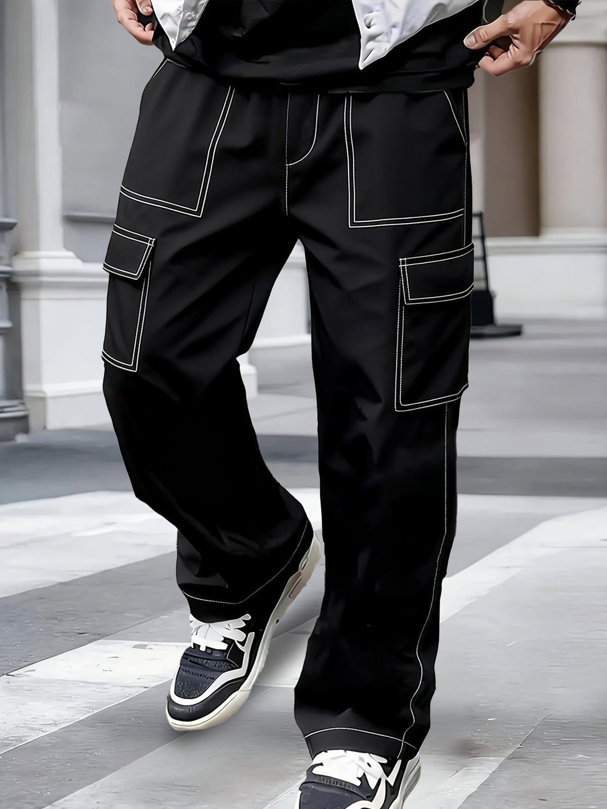 Pantaloni cargo uomo con cuciture a contrasto e tasche multiple