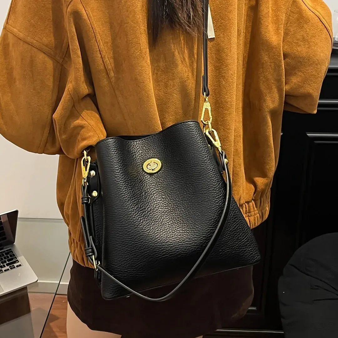 Arsilia | Borsa a Mano in Pelle Capiente con Dettagli Oro
