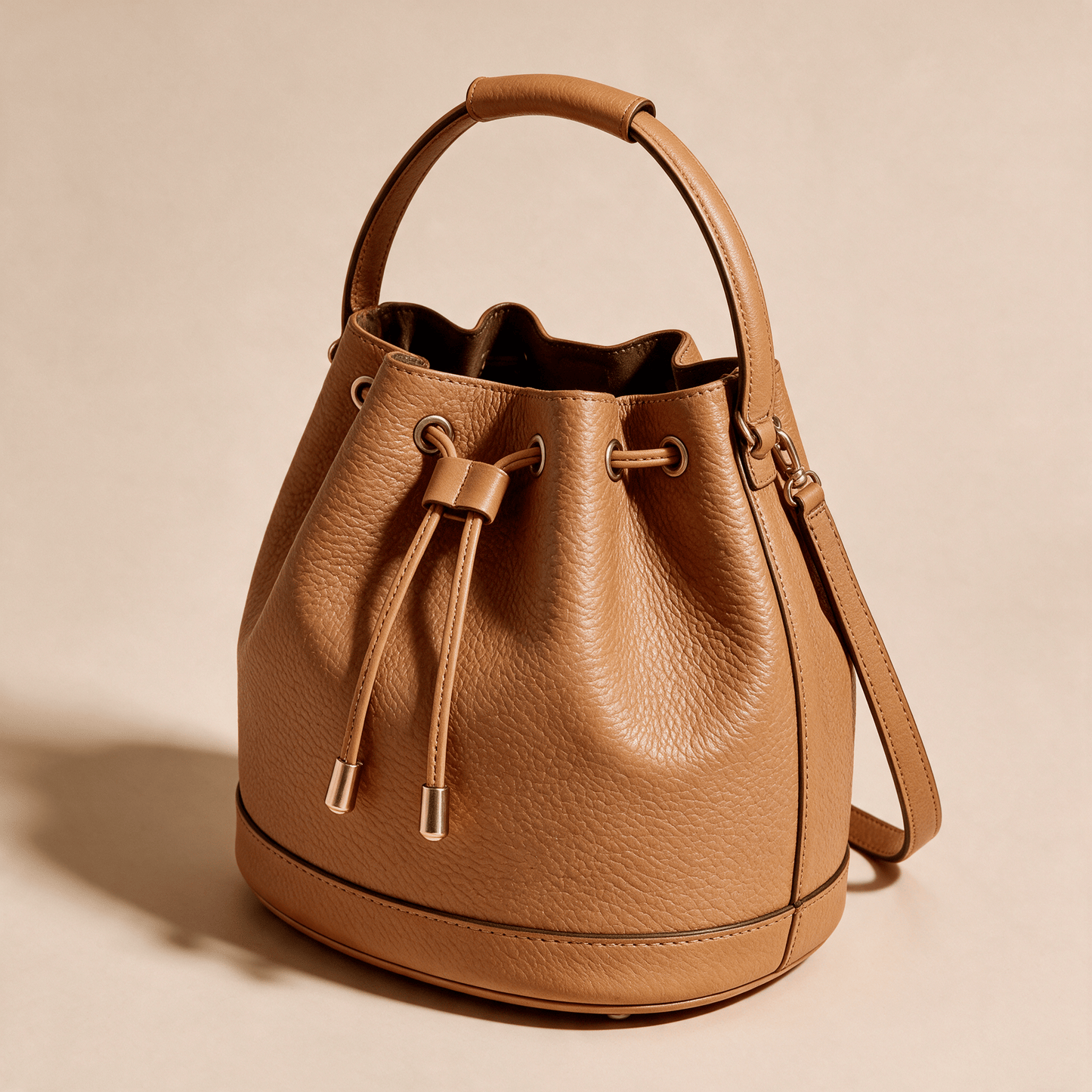Borsa a Secchiello Savellini Luna in Ecopelle Martellata — Marrone Biscotto, vista diagonale destra, borsa da donna in materiale vegano.