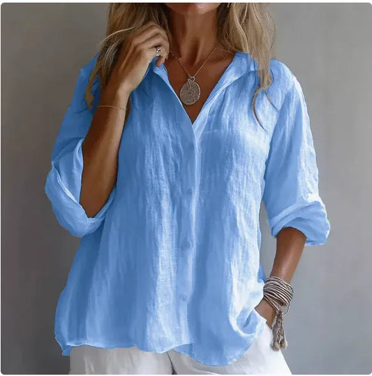 Camicia azzurra da donna in lino con bottoni — vista frontale
