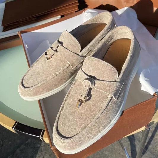 Mocassini beige effetto scamosciato con morsetto — dettaglio